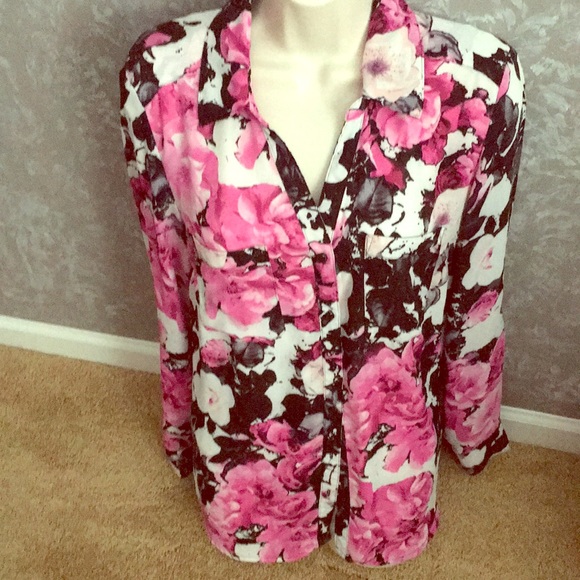 Beautiful button down - Picture 1 of 2